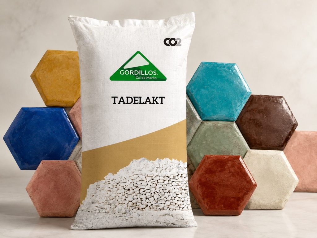 Gordillo’s Cal de Morón tadelakt kalkpleister in mediterrane badkamer met gekleurde tadelakt monsters