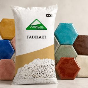 Gordillo’s Cal de Morón tadelakt kalkpleister in mediterrane badkamer met gekleurde tadelakt monsters