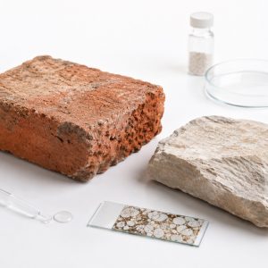 Onderzoek van historische baksteen en natuursteen met petrografie en fysische materiaalproeven