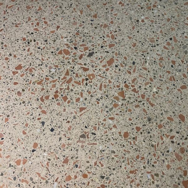 COM-CAL Com-Cret terrazzo met cocciopesto , zand en grind