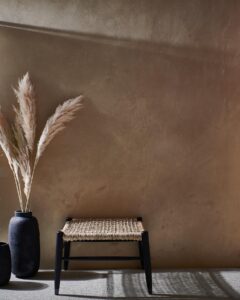 Minerale kalkpleister met subtiele textuur en tijdloze elegantie