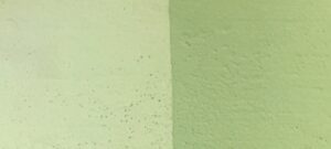 Pistache groen Foto links: het pigment wordt gemengd in de Badisof Plus (kant-en-klare kalkverf die je in ons deco-assortiment vindt) in een verhouding van 5%, dus 50 g pigment per kilo witkalk. Foto rechts: het pigment wordt gemengd in de Badisof Plus in een verhouding van 20%, dus 200g pigment per kilo witkalk.
