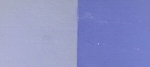 Charrette Blauw Foto links: het pigment wordt gemengd in de Badisof Plus (kant-en-klare kalkverf die je in ons deco-assortiment vindt) in een verhouding van 5%, dus 50 g pigment per kilo witkalk. Foto rechts: het pigment wordt gemengd in de Badisof Plus in een verhouding van 20%, dus 200g pigment per kilo witkalk.