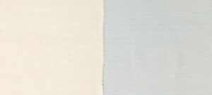 Indisch Blauw. Foto links: het pigment wordt gemengd in de Badisof Plus (kant-en-klare kalkverf die je in ons deco-assortiment vindt) in een verhouding van 5%, dus 50 g pigment per kilo witkalk. Foto rechts: het pigment wordt gemengd in de Badisof Plus in een verhouding van 20%, dus 200g pigment per kilo witkalk.