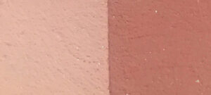Cassis rood. Foto links: het pigment wordt gemengd in de Badisof Plus (kant-en-klare kalkverf die je in ons deco-assortiment vindt) in een verhouding van 5%, dus 50 g pigment per kilo witkalk. Foto rechts: het pigment wordt gemengd in de Badisof Plus in een verhouding van 20%, dus 200g pigment per kilo witkalk.