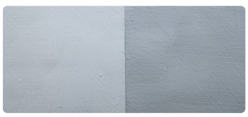 Beenderzwart VEGA in Kalkverf Foto links: het pigment in kalkverf in een verhouding van 5%, dus 50 g pigment per kilo witkalk. Foto rechts: het pigment in een verhouding van 20%, dus 200g pigment per kilo witkalk.