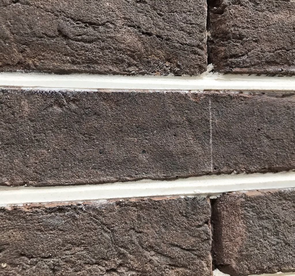 Kraslijn op baksteen voor het loodrecht uitlijnen van stootvoegen in metselwerk