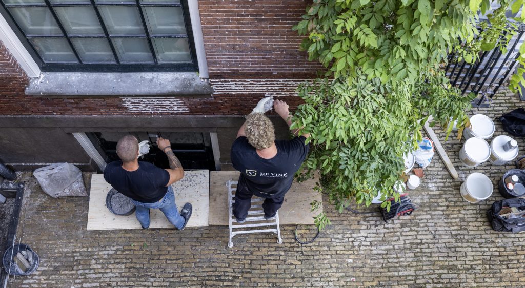 De Vink Restauratiewerken verwerkt kalkmortel bij restauratie van historisch metselwerk
