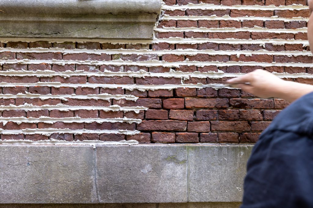 historisch-voegwerk-Historisch voegwerk en pleisterwerk herstellen met kalkmortel -herstellen-kalkmortel.jpg