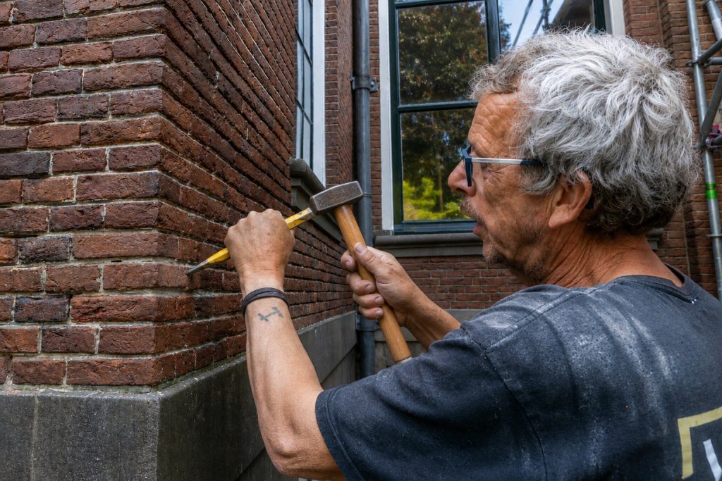 Historische voegen schoon en ijdel uithakken voor nieuw kalkvoegwerk