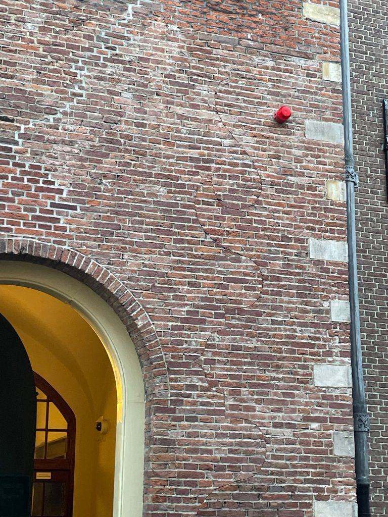 Historische accoladevoeg in metselwerk bij de entree van de Hortus botanicus in Leiden