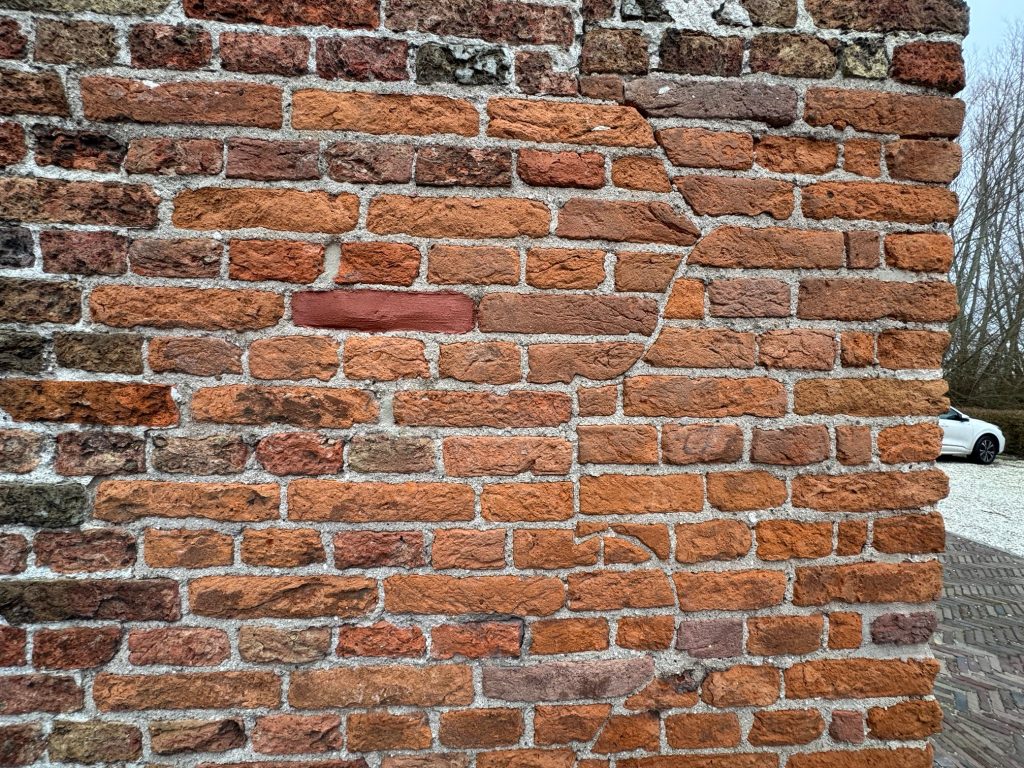 Historische accoladevoeg in het metselwerk van de Brugkerk in Koudekerk aan den Rijn