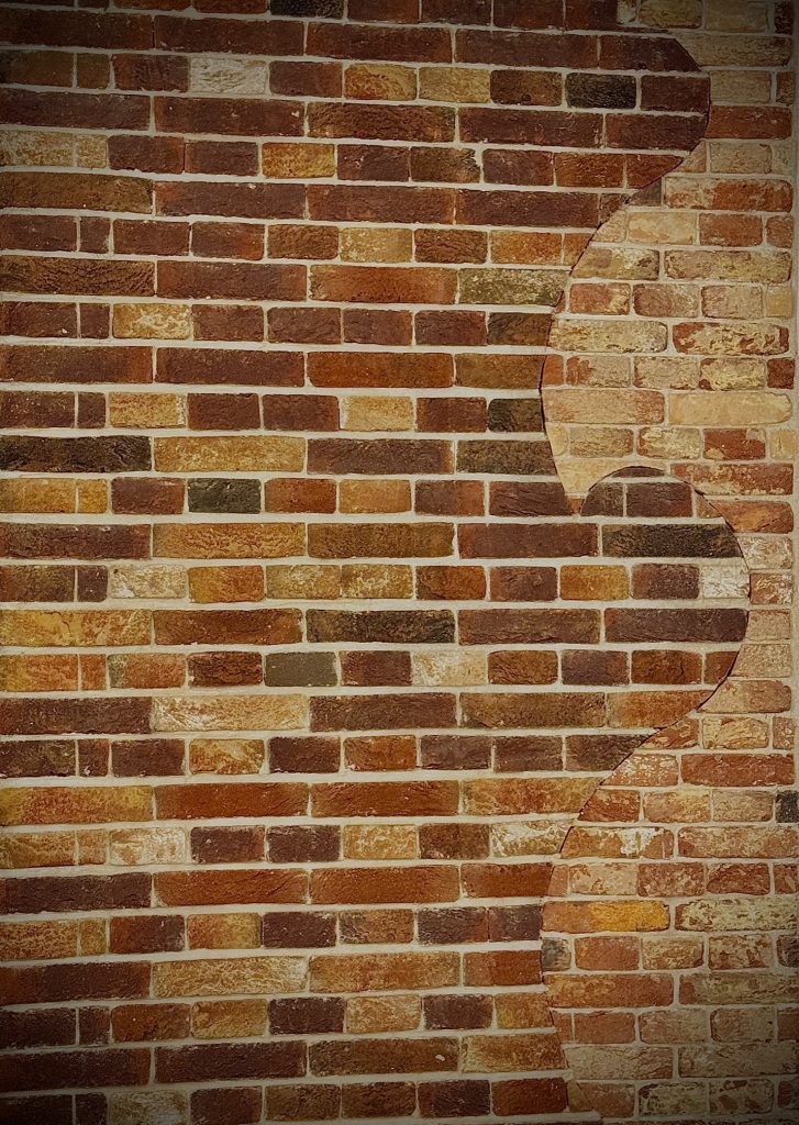 ccoladevoeg op de oefenwand van Kalkshop met in elkaar verweven metselwerk