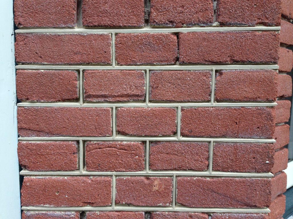 Metselwerk met afgewerkte strak geprofileerde snij- en knipvoegen.