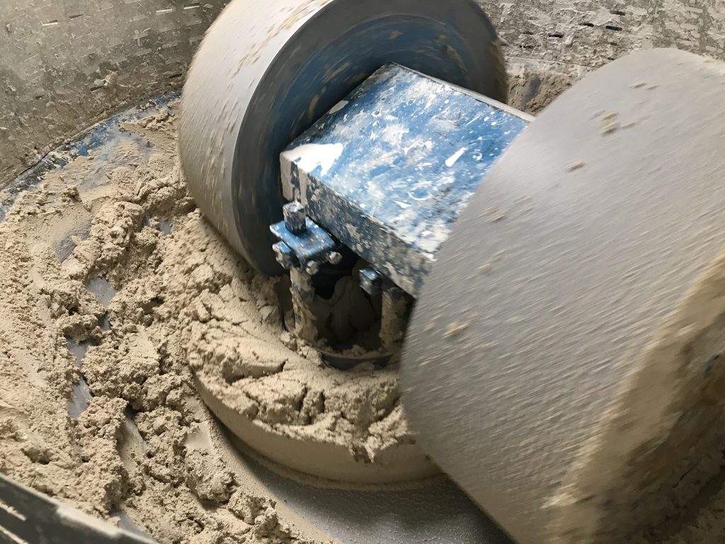 Kollergang voor het kneden en pletten van traditionele kalkmortel