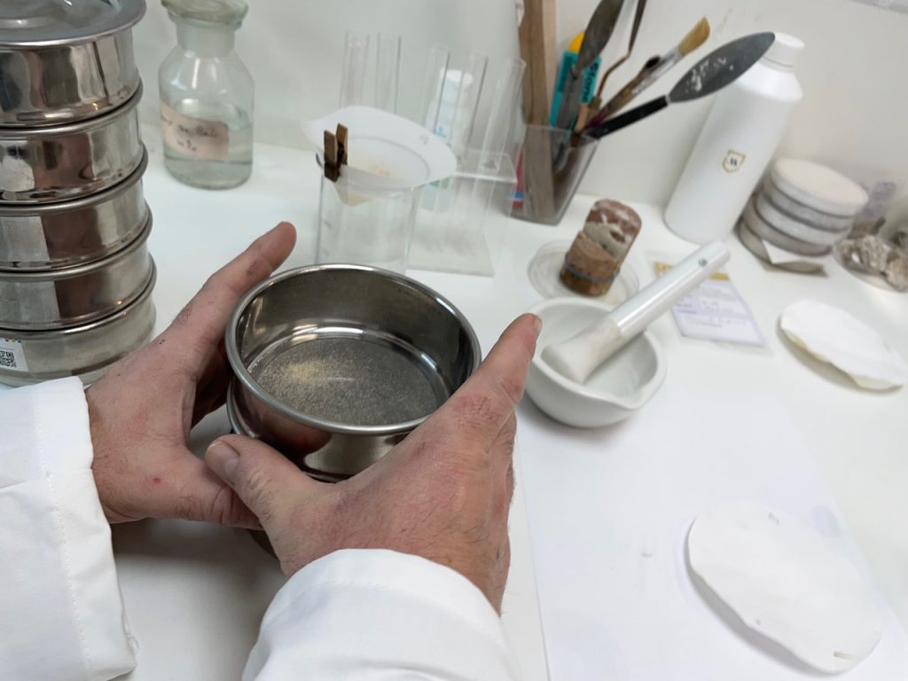 Onderzoek van historische mortel met zeefanalyse in het laboratorium van De Mortel Compagnie.