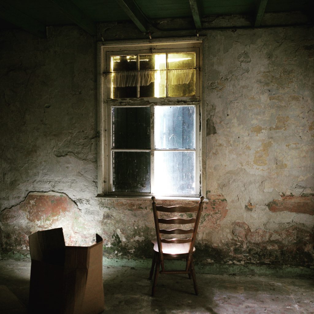Vochtige muur in oud huis met beschadigd pleisterwerk